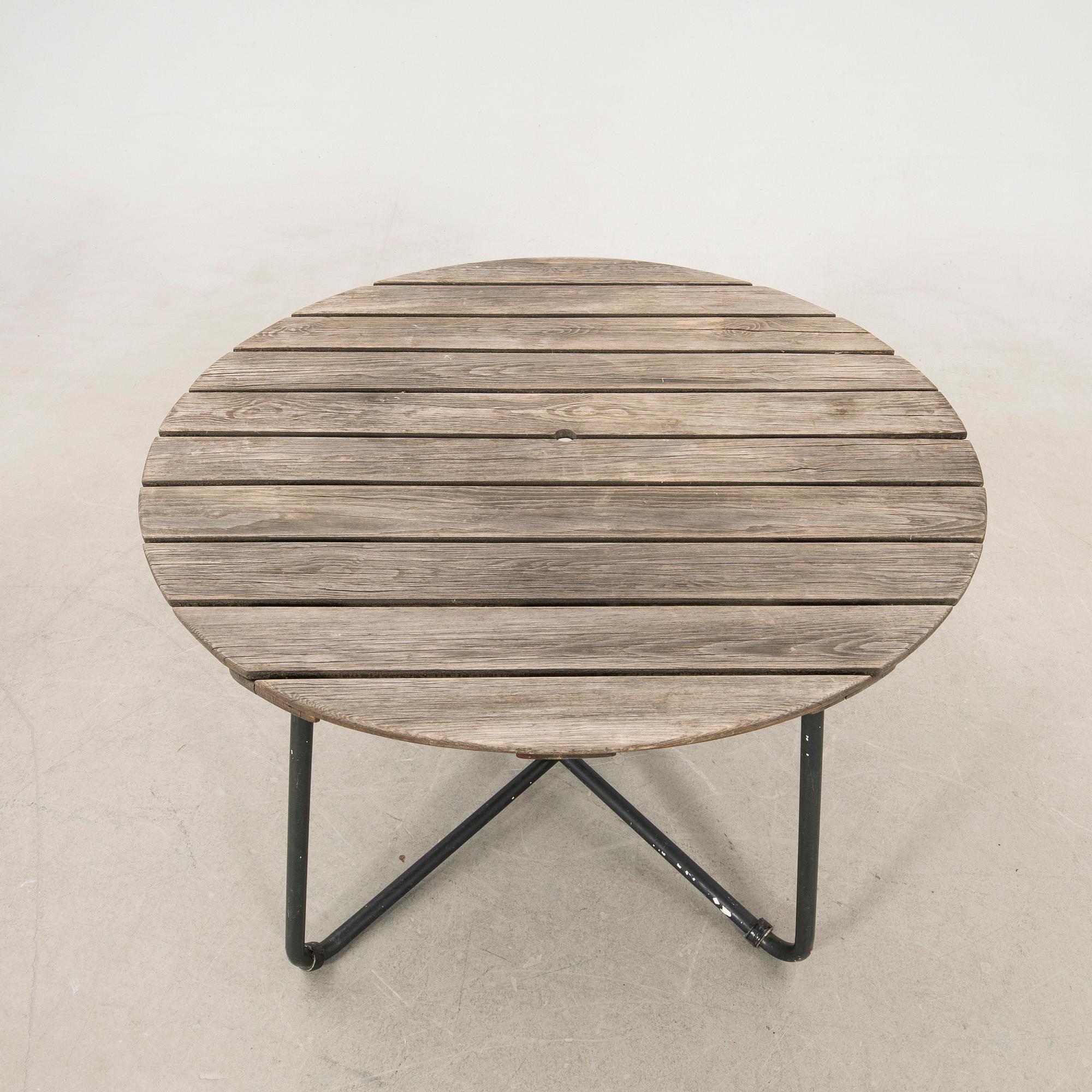 Arthur Lindqvist, Chairs "A2" 3 pcs, Grythyttan 20th century, along with accompanying table.