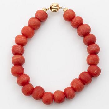 Bracelet, with coral and clasp in 18K gold.
