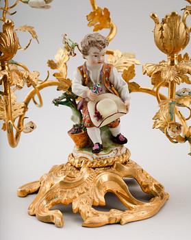 KANDELABRAR, 1 par, rokokostil, 1 par porslinsfigurer, Meissen, 1800-tal.