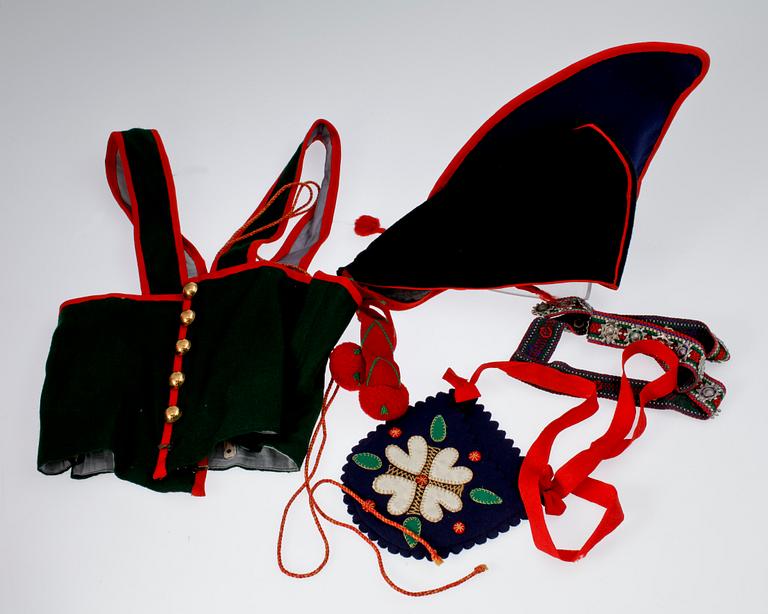 PARTI FOLKDRÄKTSDELAR, 1800-1900-tal.