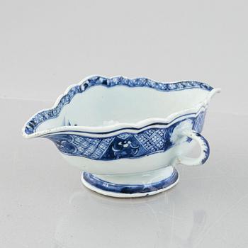 A blue and white export porcelain serving dish and sauce bowl, China, Qianlong, (1736-95).