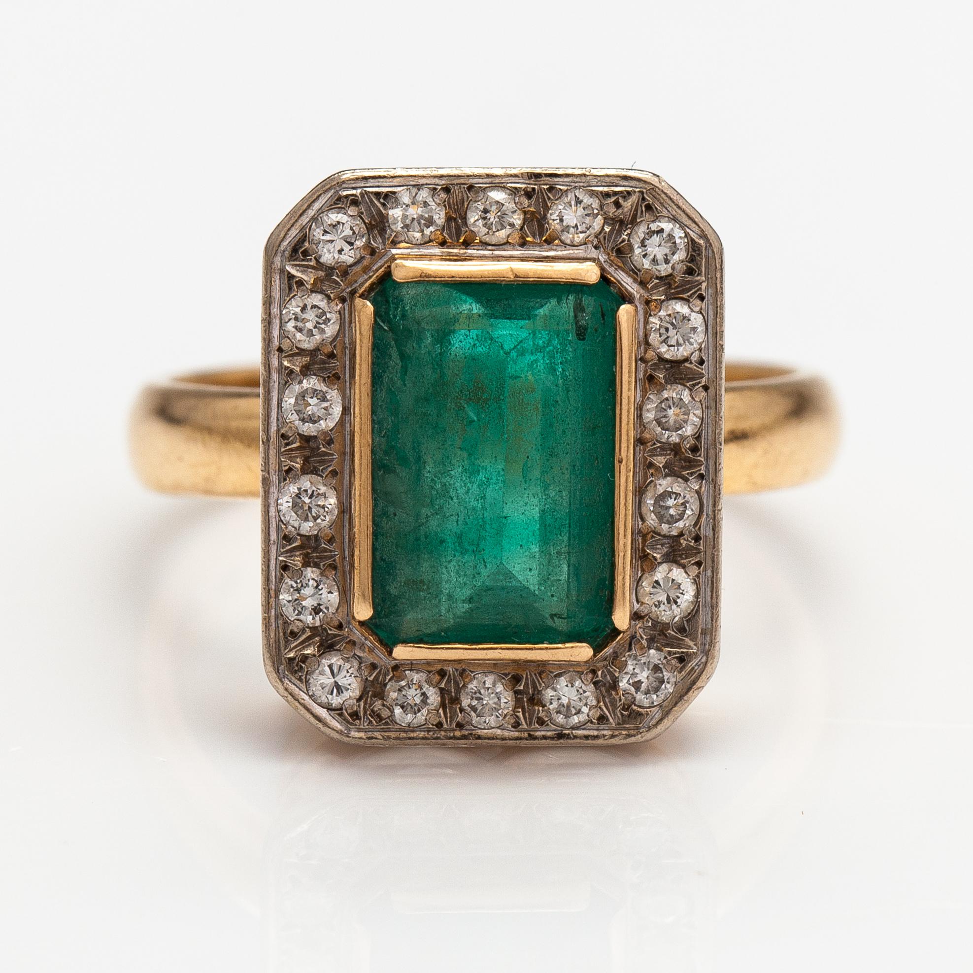 An 18K gold ring with an emerald and diamonds ca. 0.36 ct in tota. Tampereen Kulta- ja Jalokivipaja Oy, Tampere 1987.
