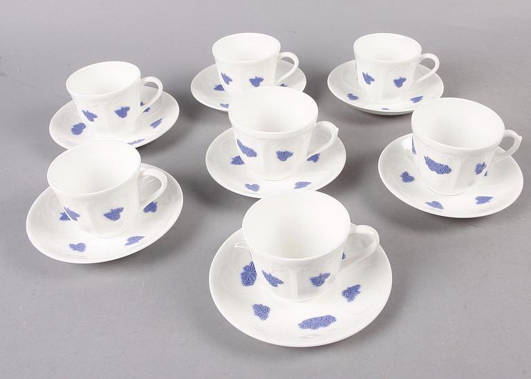 KAFFE- samt TEKOPPAR med FAT, 7 st, benporslin, "Blå Blom" Gustavsberg.