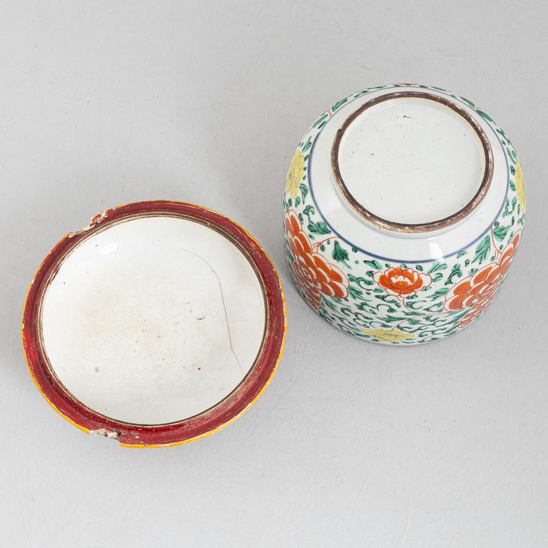 A Chinese wucai porcelain jar with cover, 17th century.
