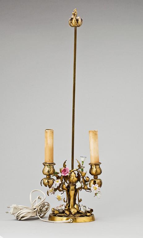 BORDSLAMPA, brons och porslin, F. Linke, 1800/1900-tal.