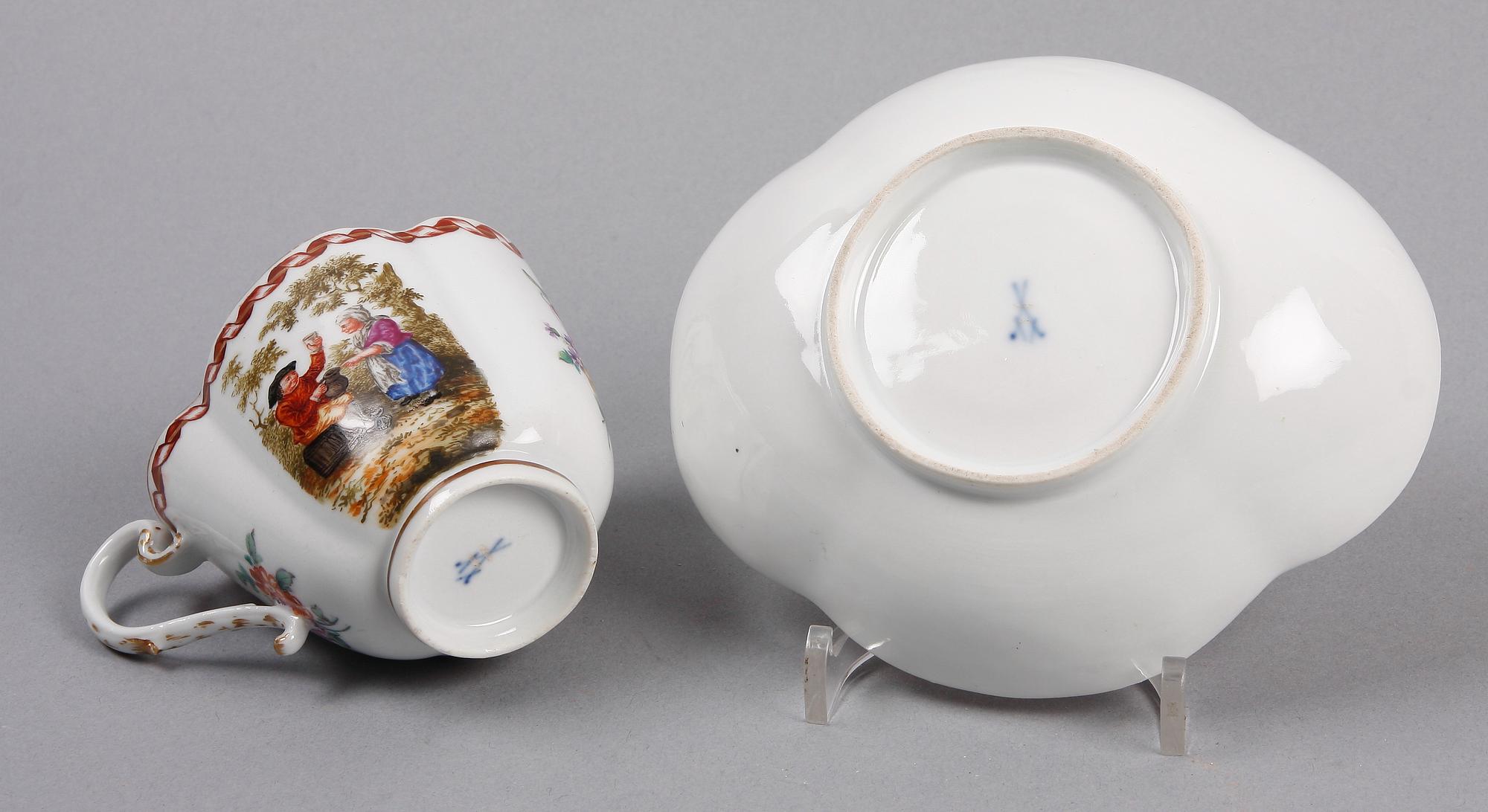 KAFFEKOPP MED FAT, porslin, Meissen. 1800-tal.