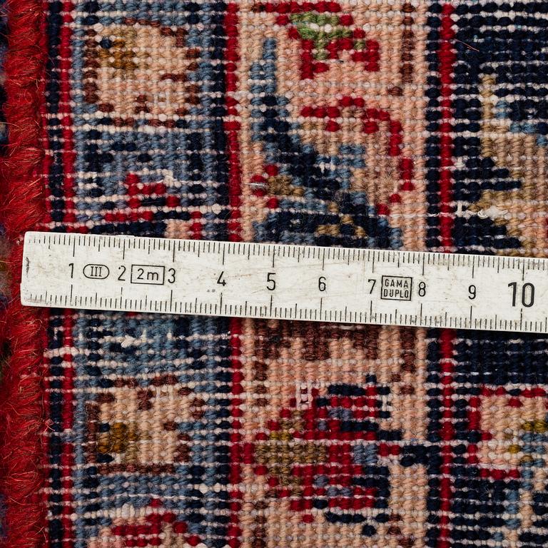 A CARPET, Najafabad, ca 326 x 212 cm.