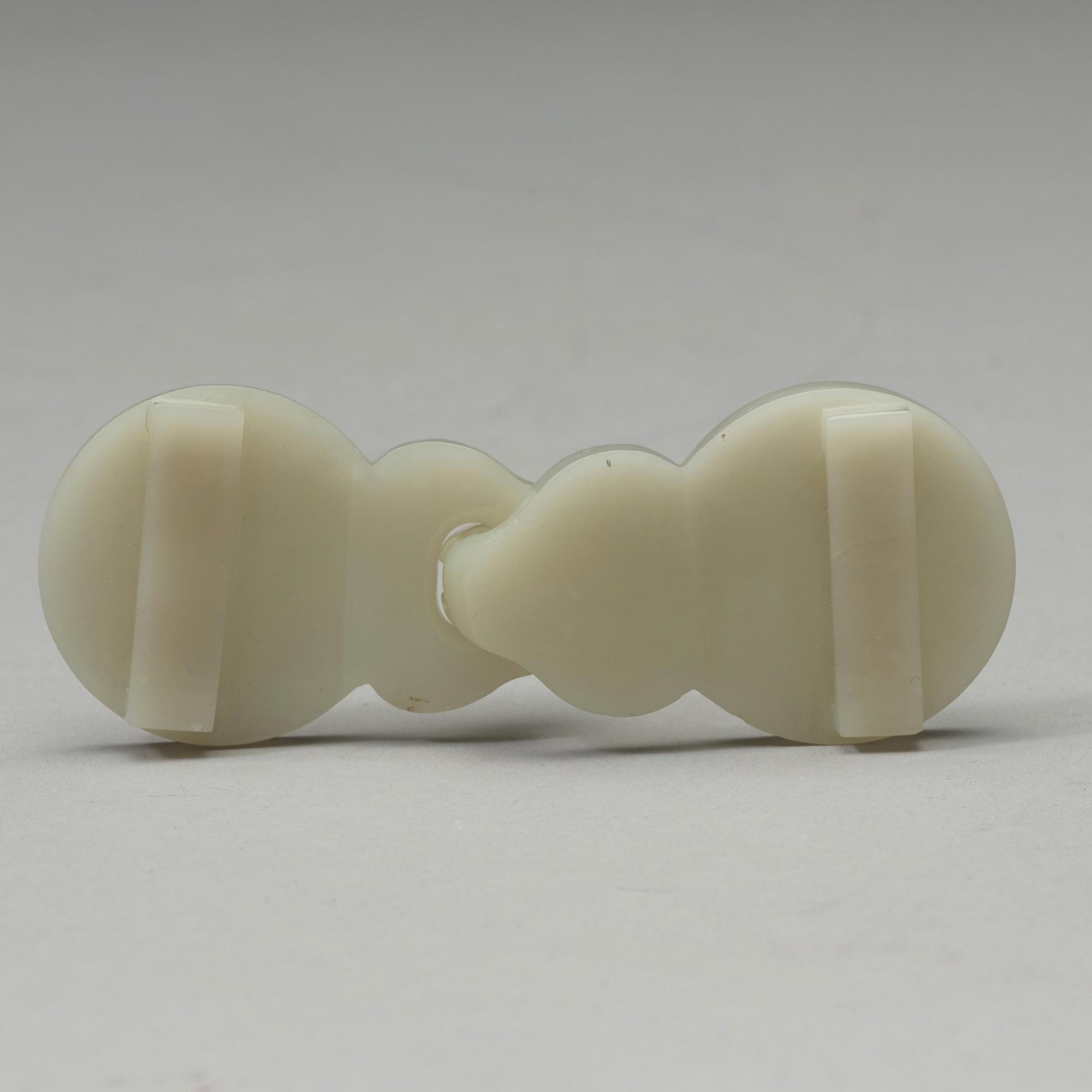 A celadon nephrite belt buckle, Qing dynasty (1644-1912).