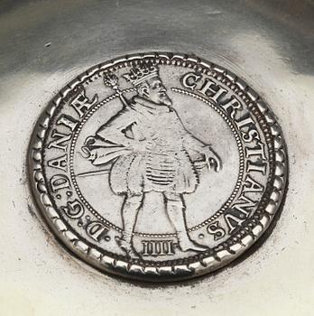 DRYCKESKANNA, silver, Danmark 1800-tal. Barock-stil. Fantasistämplar. Vikt ca 1933 gram.