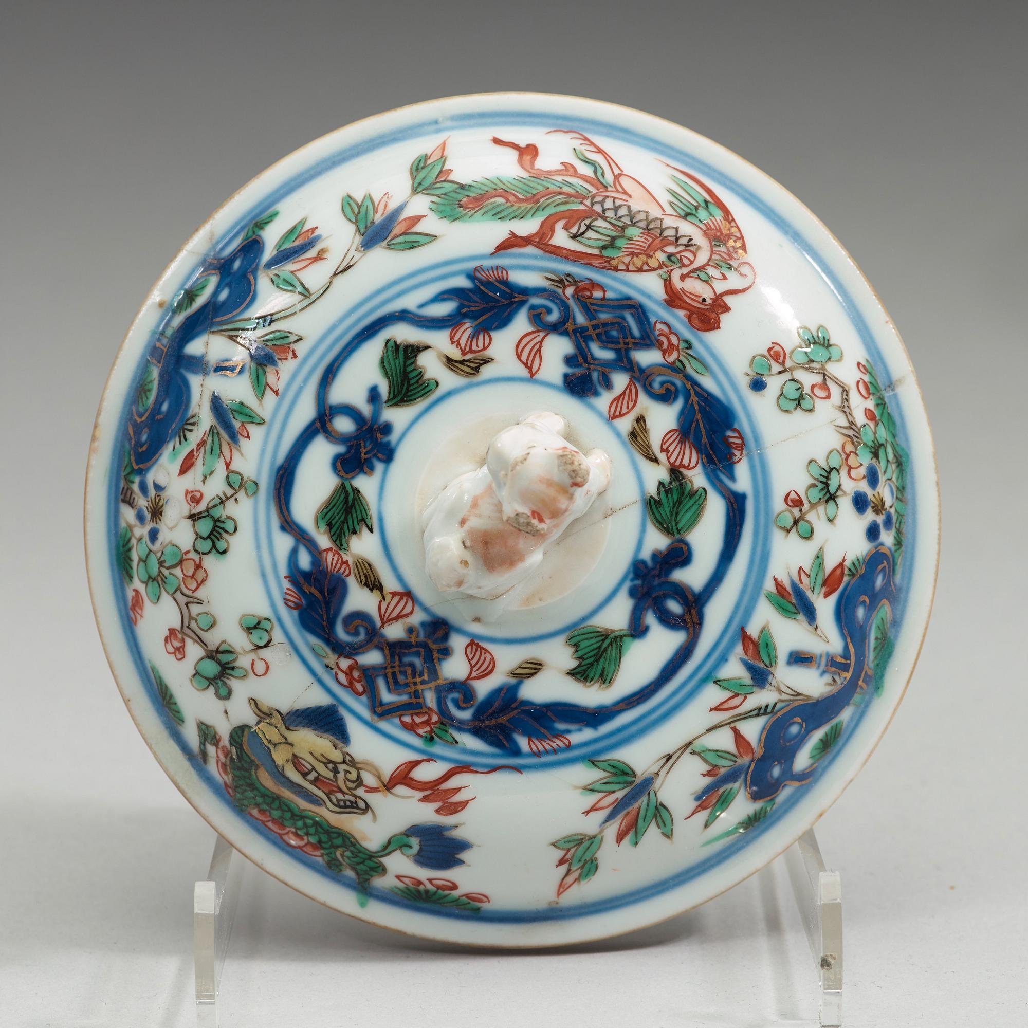 A porcelain chamber pot and cover, Qing dynasty, early 18th Century.