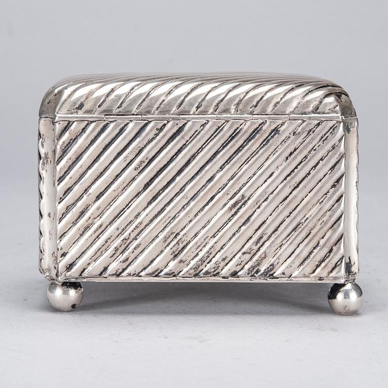 DOSA, silver, Wien, Österrike-Ungern, ca 1900. Totalvikt 326 g.