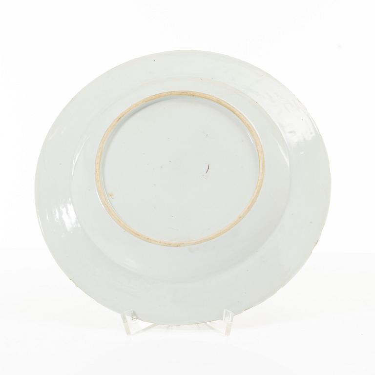 Tallrikar, tre stycken, porslin. Qingdynastin, 1700-tal.