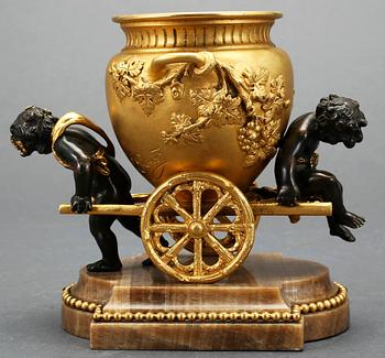 KAVIARSKÅL, förgylld brons, empirestil, omkr år 1900.