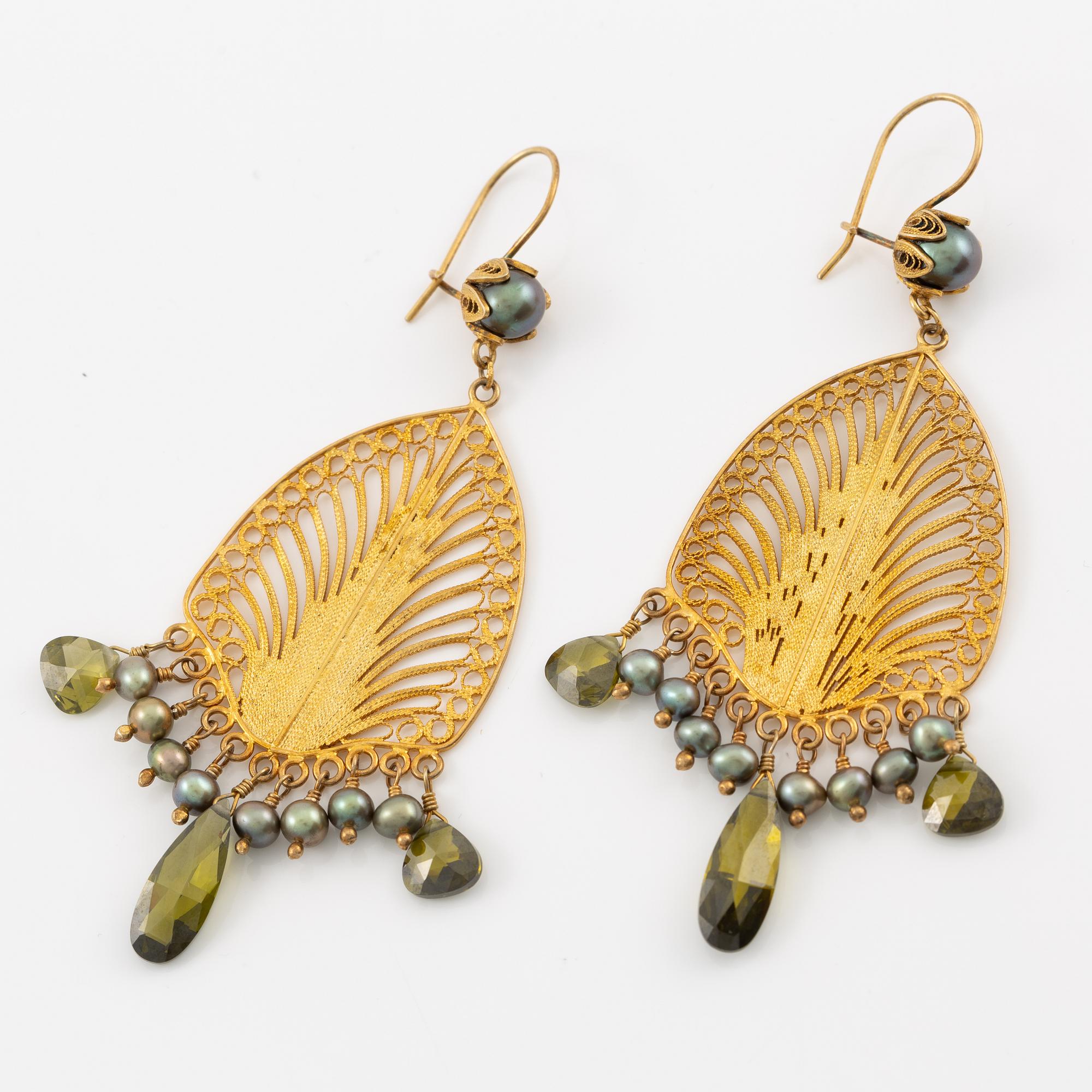 Yvone Christa, två par örhängen, silver, med genombruten dekor, med imitationsstenar.