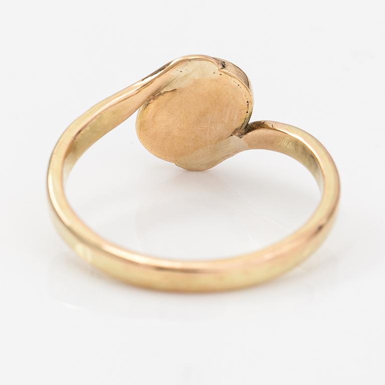 A 14K gold ring with an opal. Lagercrantz Jewellery, Tammisaari 2008.