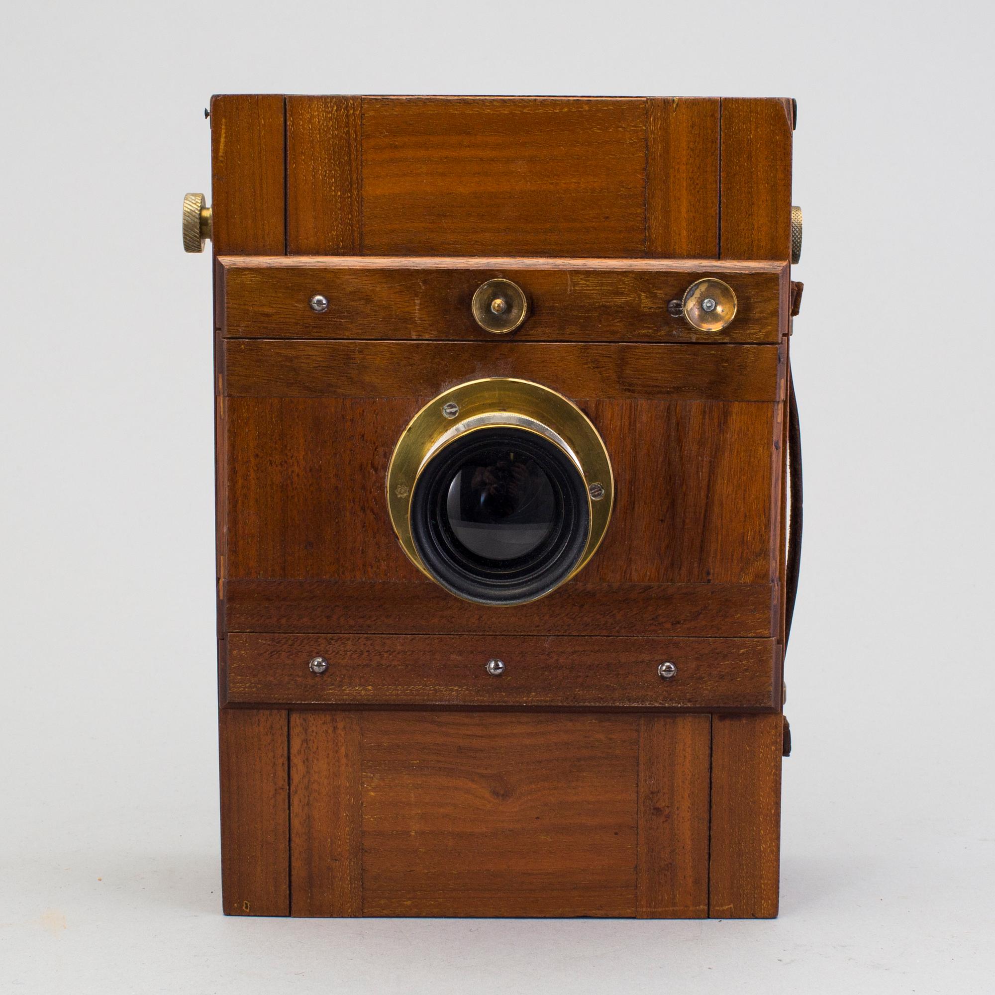 An early 20th century field camera.
