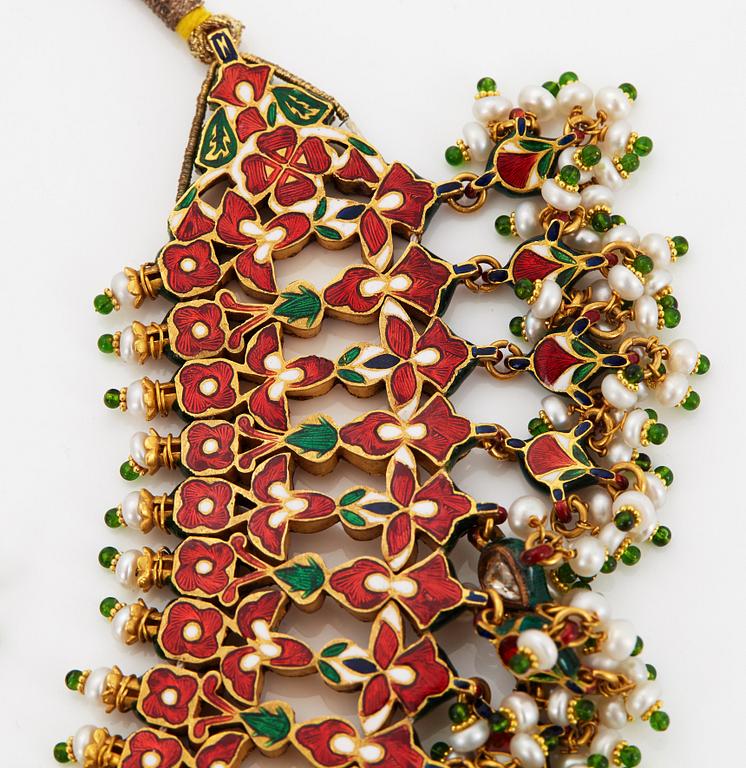 An Indian demi parure comprising a necklace and a pair of earrings.