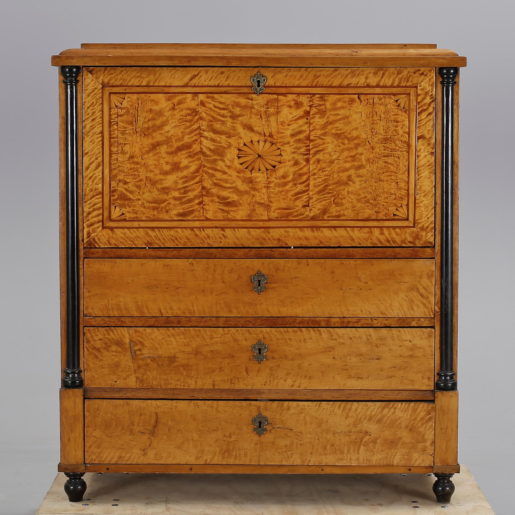 CHIFFONJÈ, Biedermeier/Karl Johan, omkring 1800-talets mitt.