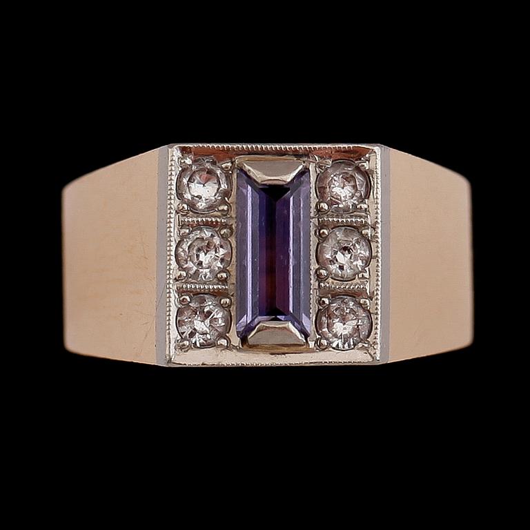 RING, 18 k guld, ametist och ljusa stenar, Alton 1967. Total vikt ca 4,5 g.