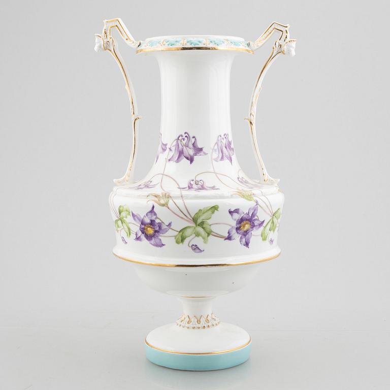 A porcelain urn, Rörstrand, circa 1900.