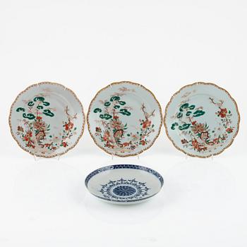 Tallrikar, porslin, 3 st, samt skålfat, Kina, 1700-tal.