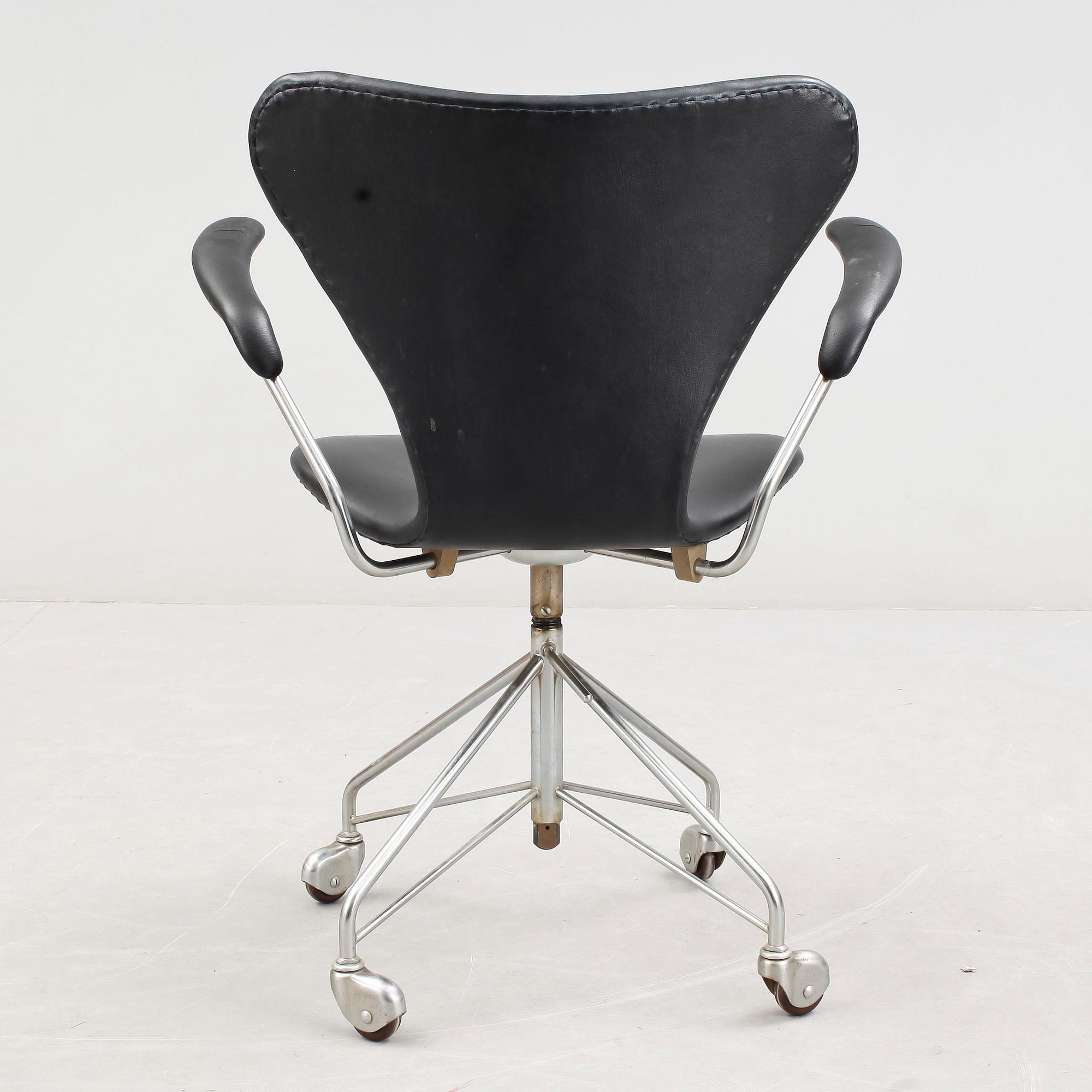 ARNE JACOBSEN, skrivbordsstol, "Sjuan", Fritz Hansen, Danmark.