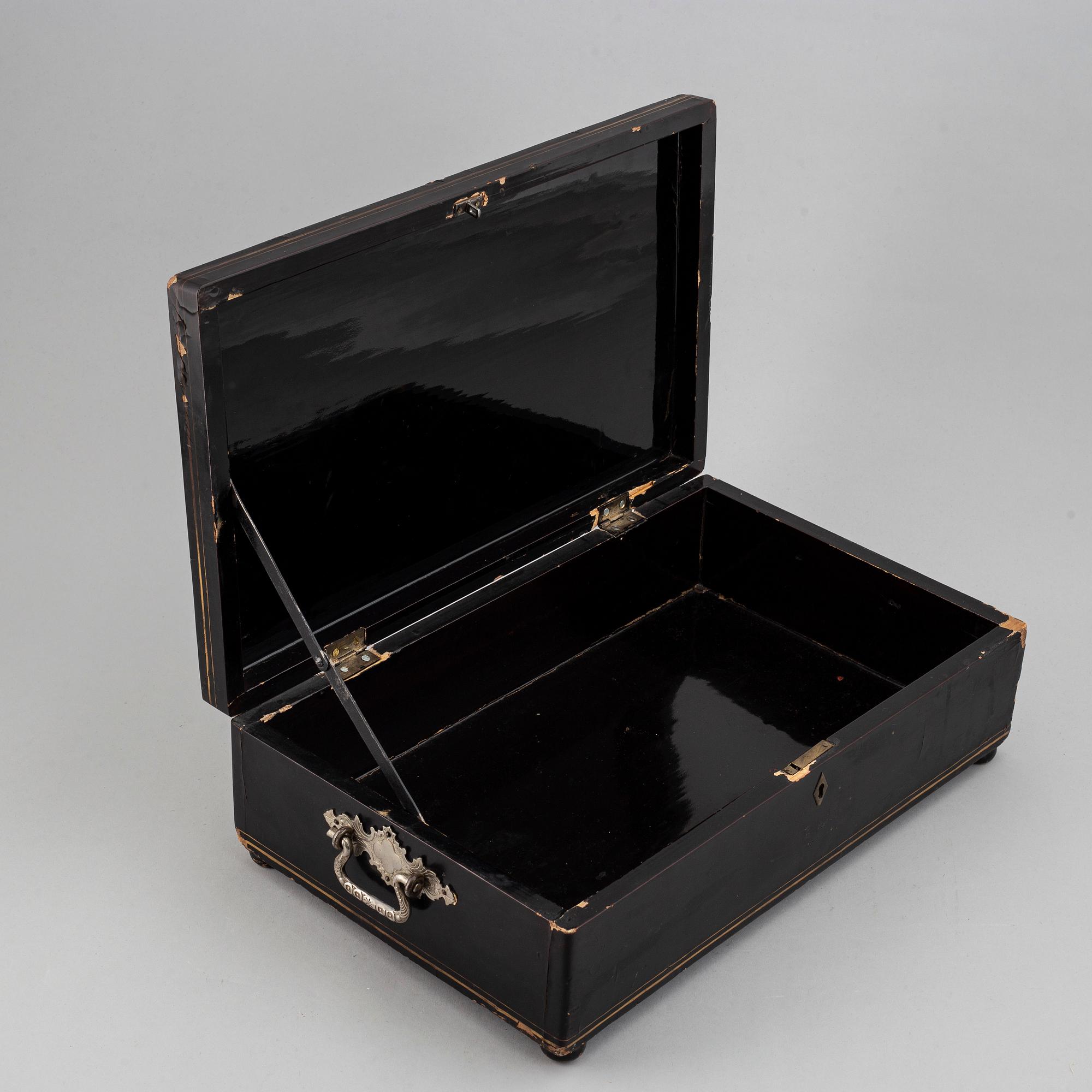 A chest, late Qing dynasty, 19th Century.