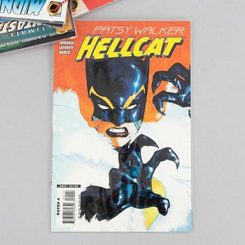 Helen Marten, unik, laminerade serietidningar, öljetter, kedja.