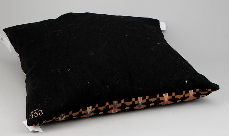 BRASKUDDE/PRYDNADSKUDDE, rölakan. Signerad MÅ 1930 på baksidan. Sverige. Ca 65 x 68 cm.
