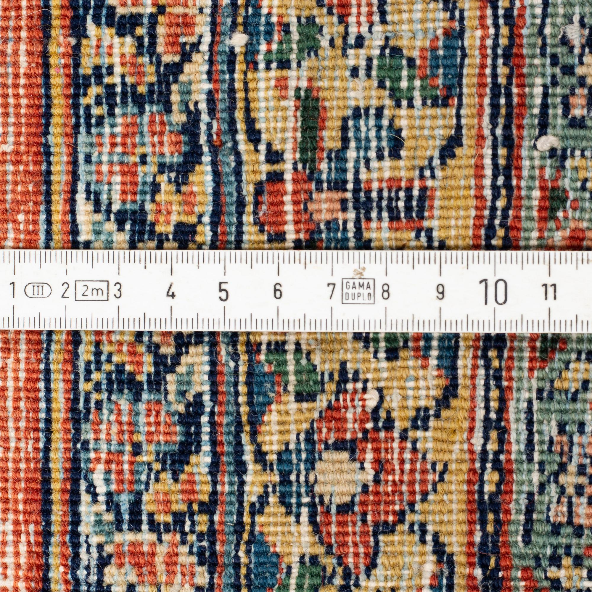 MATTA, semiantik Täbris signerad Sarab Mashayekhi, 328 x 270 cm.