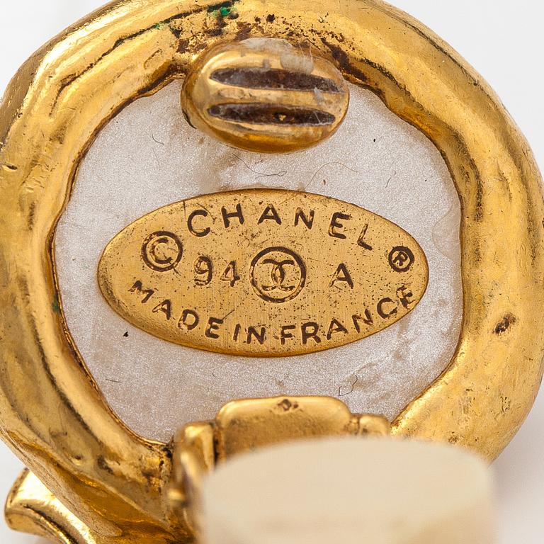 Chanel, Örhängen, guldfärgad metall och pärlimitation. Märkta Chanel 94 A Made in France.