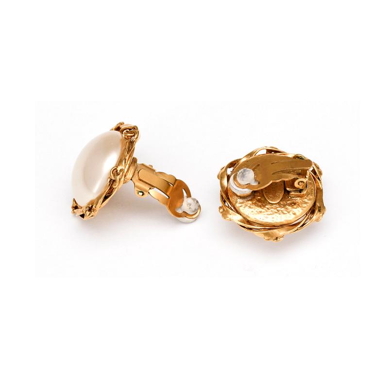 CHANEL, a pair of earclips.