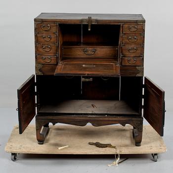SKÅP, orientaliskt, omkring 1900-talets mitt.