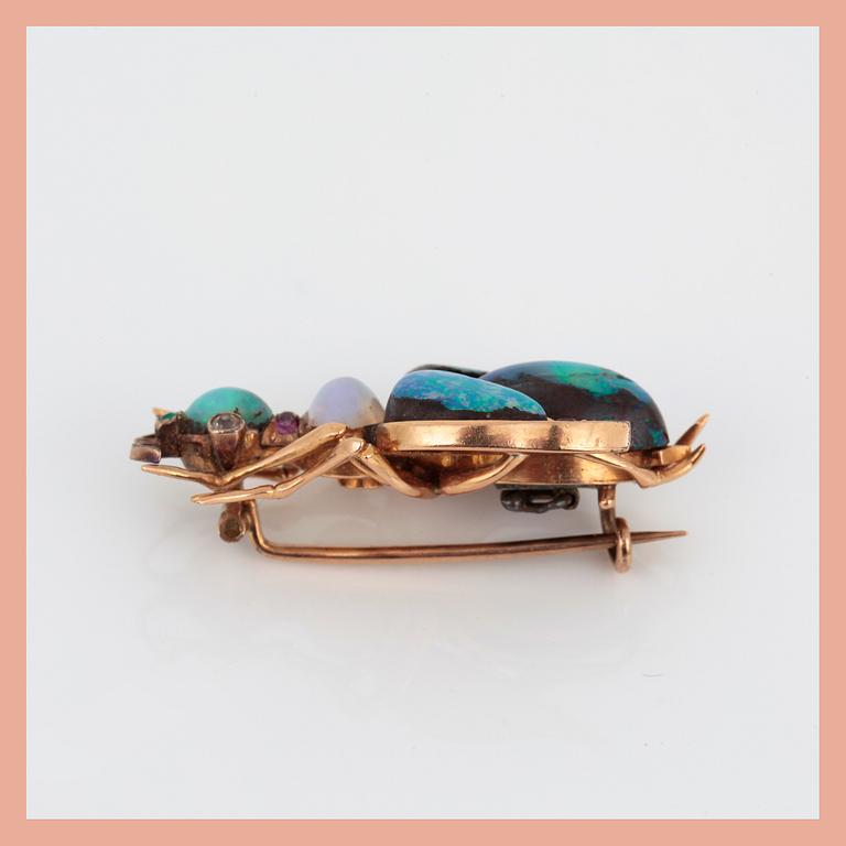 BROSCH, 14K guld med cabochonslipade boulder-opaler, rosa safirer och små diamanter. Total vikt ca 7,00 g.
