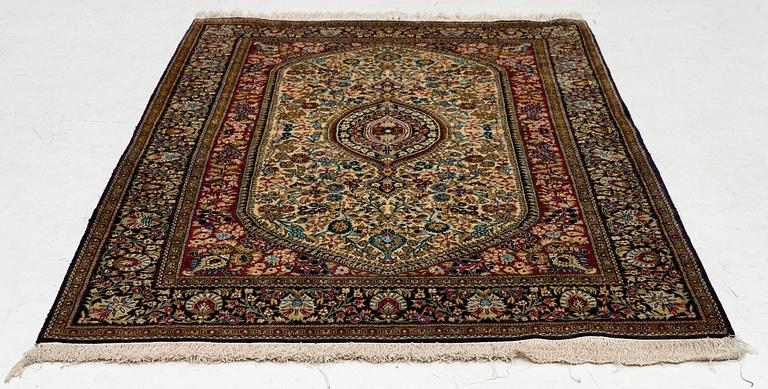 A silk Gohm rug. a 166 x 105 cm.