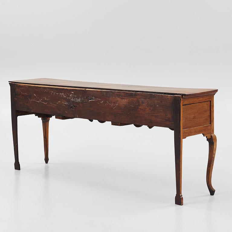 Sideboard, England, omkring 1900 med äldre delar.