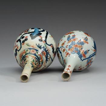 VASER, två stycken, porslin. Japan, Genroku, omkring år 1700.