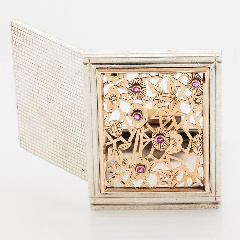 Boucheron puderdosa silver med fasettslipade rubiner.