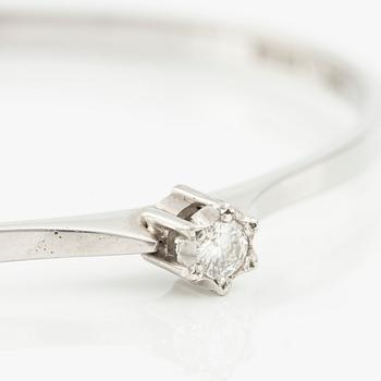 Armring 18K vitguld med en rund briljantslipad diamant.