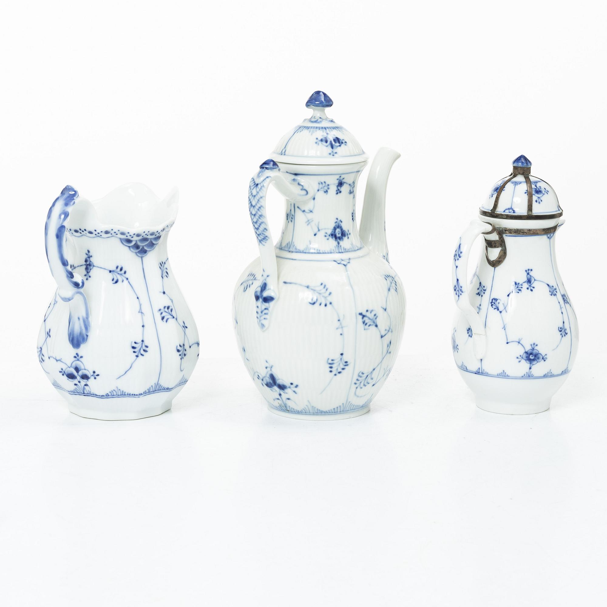 Royal Copenhagen, Lot of porcelain, 7 pieces, “Musselmalet”, coffee pot, chocolate pot, water jug, sauce boat, 3 cream jugs, 20th century.