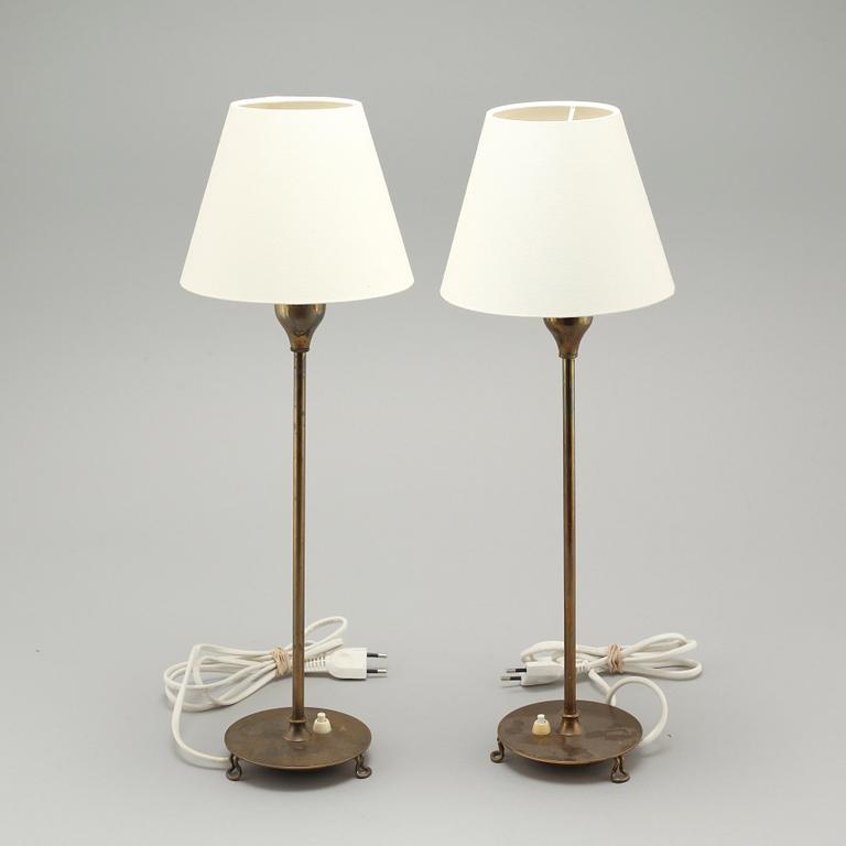A pair of table lamps with model number 2552.