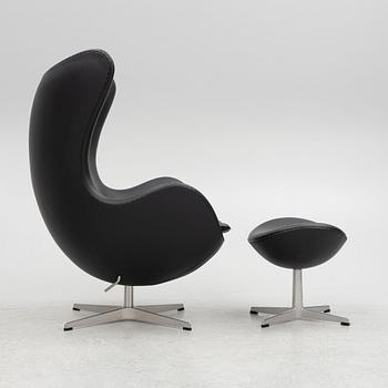 Arne Jacobsen, fåtölj med fotpall, "Ägget", Fritz Hansen, Danmark, 2016.