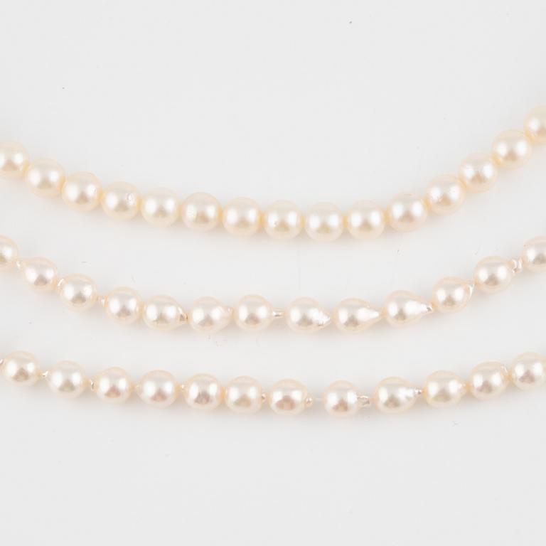 Three necklaces with cultured pearls, without clasps.