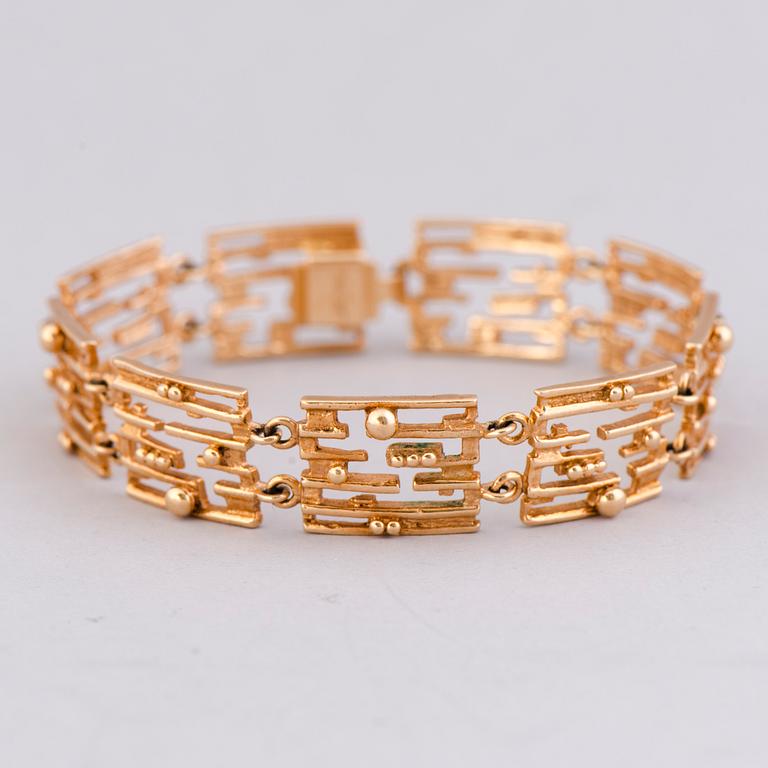 A BRACELET, 14K gold.