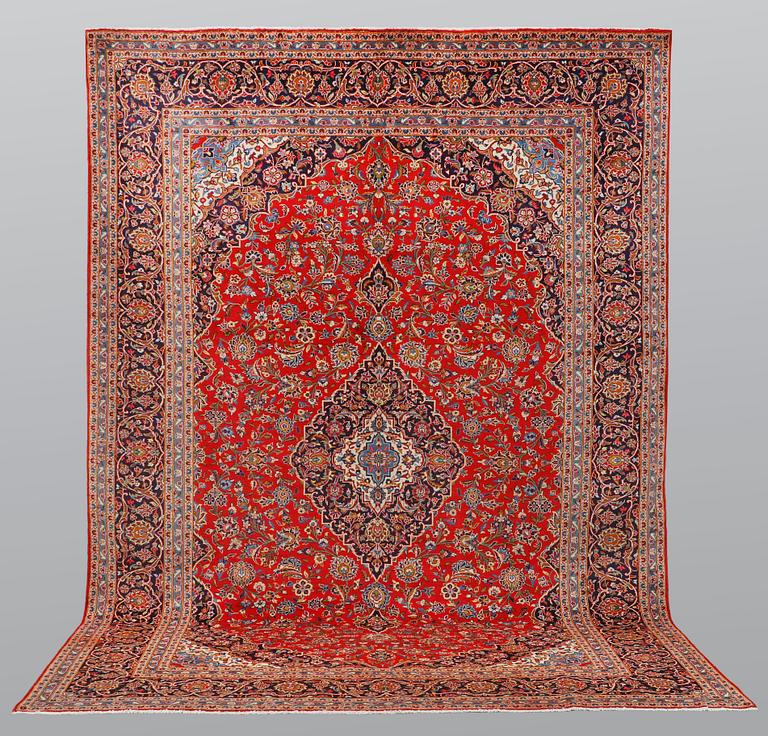 A carpet, Kashan, ca 410 x 287 cm.
