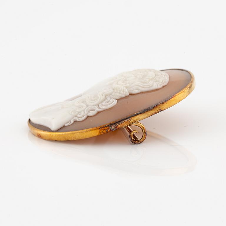 Brooch with shell cameo.