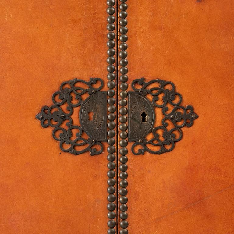 Cabinet, first half of the 20th century.