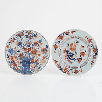 Two plates, two soup dishes and a serving dish, export porcelain, Qing Dynasty, Qianlong (1736-95).