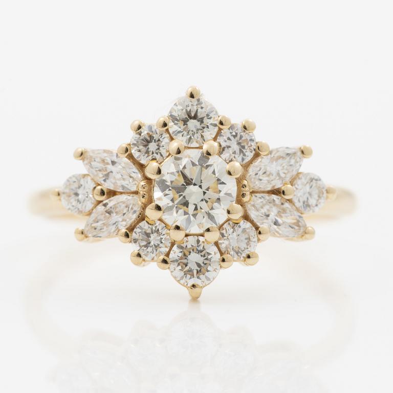 Ring 18K gold set with round brilliant-cut diamonds.
