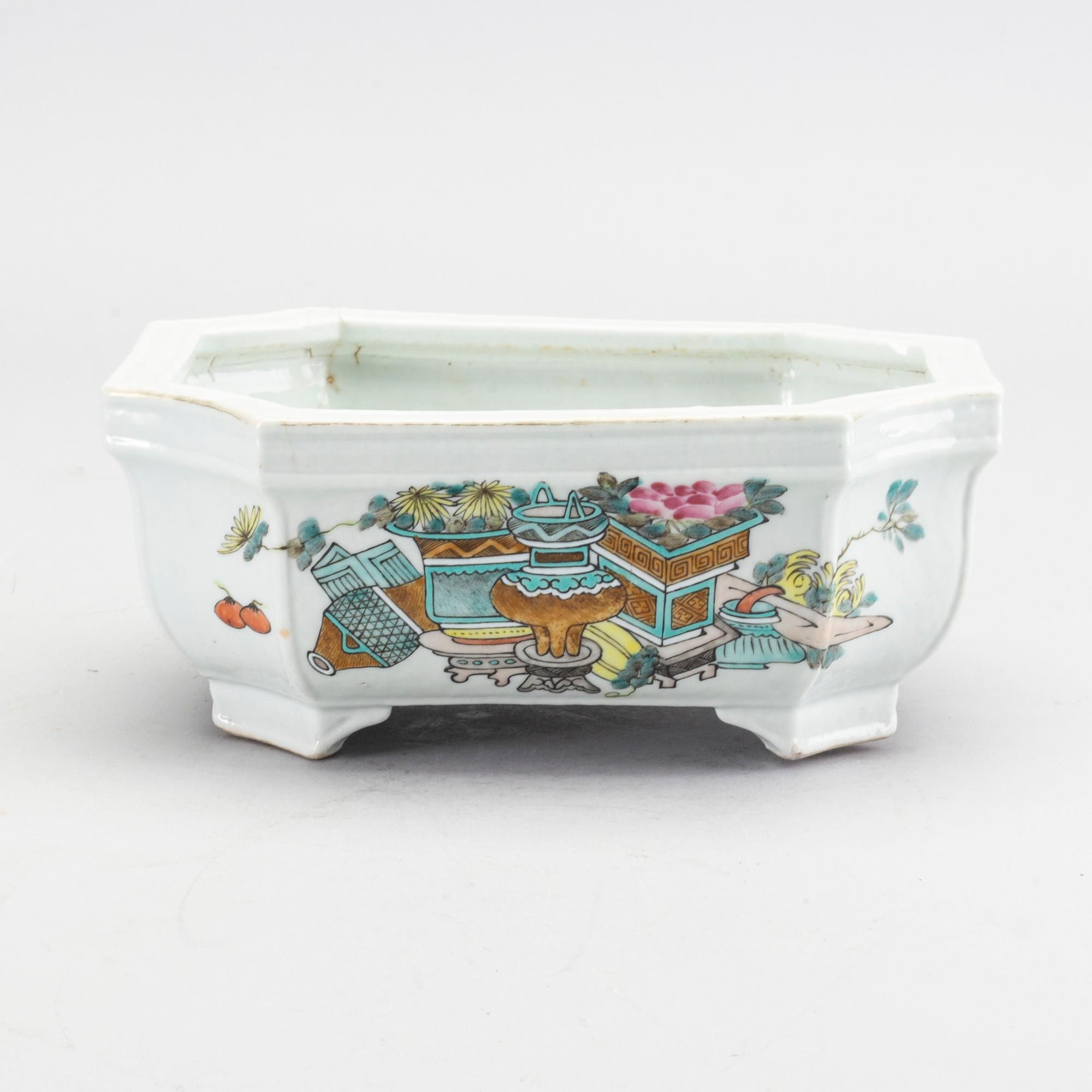 A Chinese late 19th century porcelain bowl.